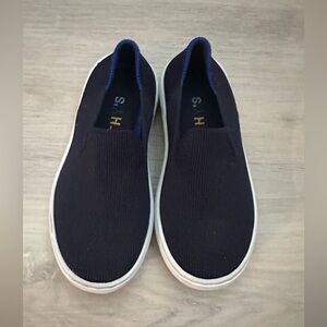 The Kids Sneakers in Deep Navy (Rothy’s)
